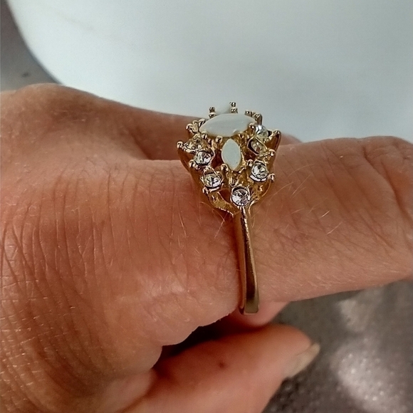 Women`s gold tone white stone crystal ring. - Picture 2 of 5